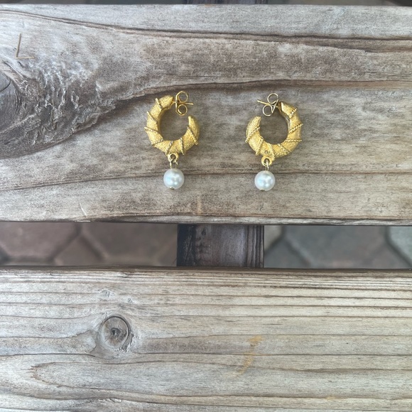 Sale‼️NWOT- 🌺🌺Gold Tone and Faux Pearl Earrings - Picture 5 of 5